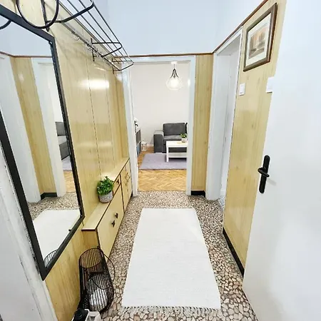Апартамент Holiday Home *