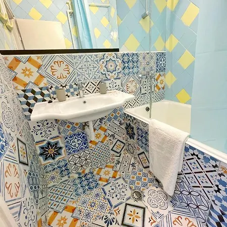 Апартамент Holiday Home *