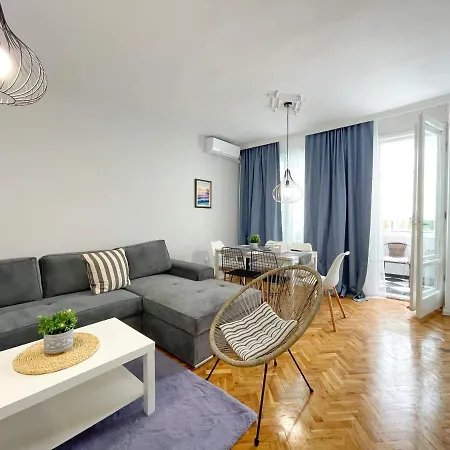 Апартамент Holiday Home