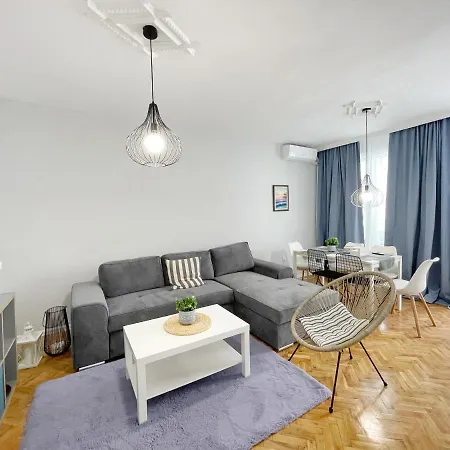 Апартамент Holiday Home